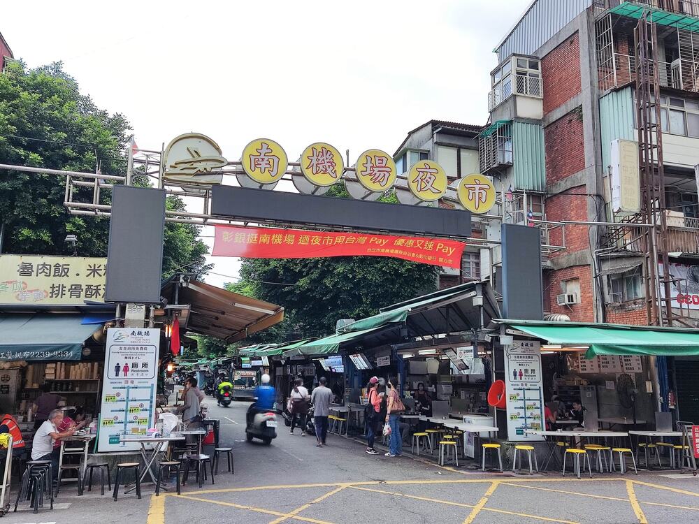 他到南機場咖啡廳借廁所被「收50元」　一票網友挺店家：很合理