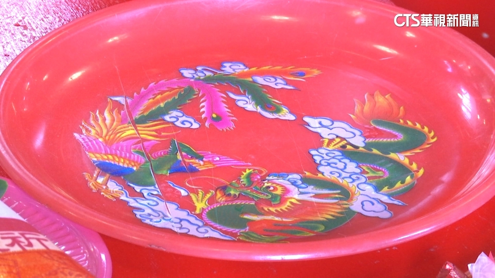 台灣拜拜紅盤日本當「精品」賣！　要價約台幣278元