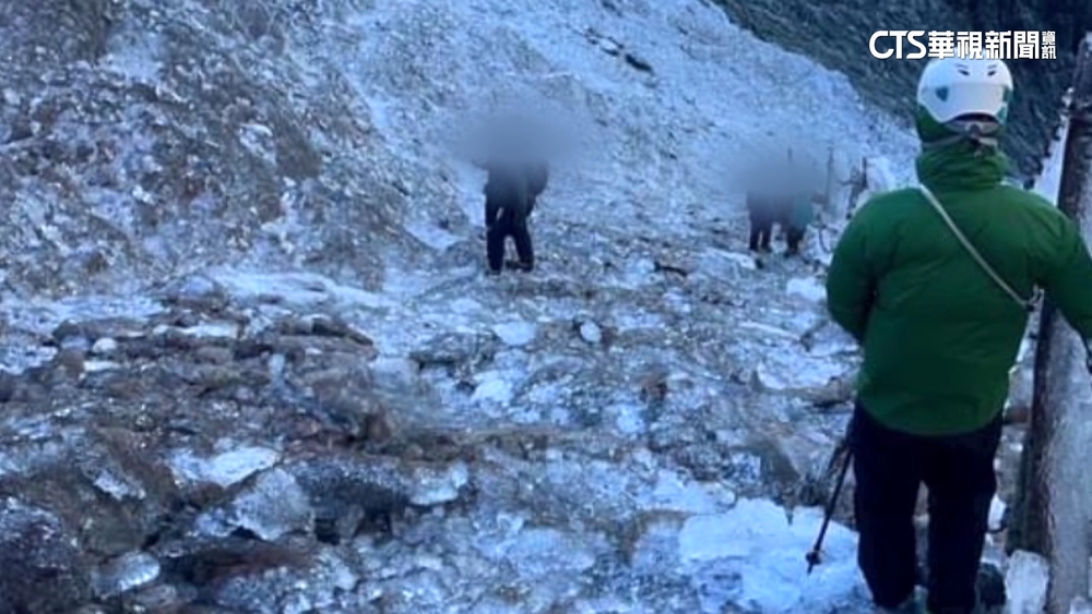5人攻玉山沒帶冰爪受困　網批「直升機當Uber」