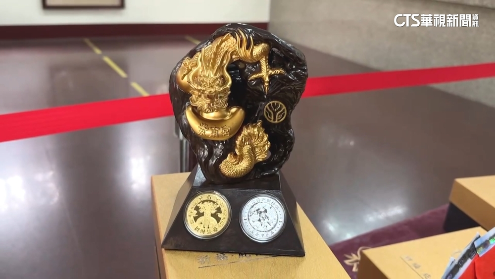 龍年霸氣！紫南宮錢母亮相　12/31晚間開放排隊