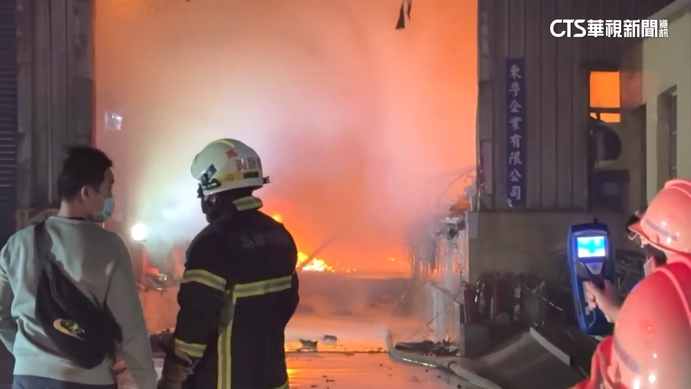 小港木材工廠火警濃煙竄　易燃物助長火勢延燒