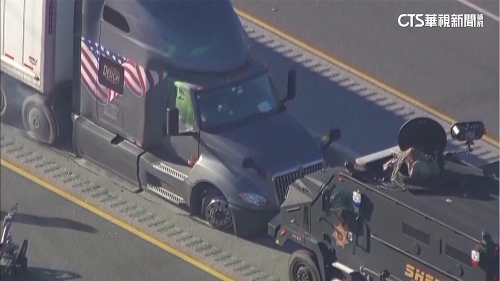 德州休士頓公路　卡車駕駛拒下車.與警對峙