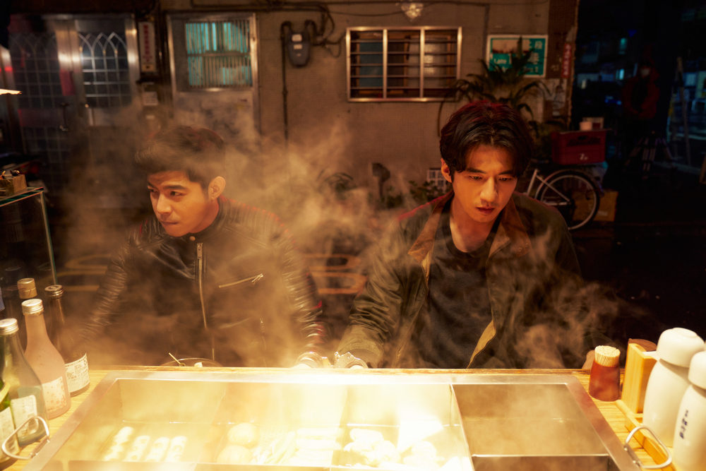 王柏傑（左）飾演的殺手黎子東身份曝光，傅孟柏（右）飾演的警察朱坡終究要面對「好飯友變敵人」的場面。