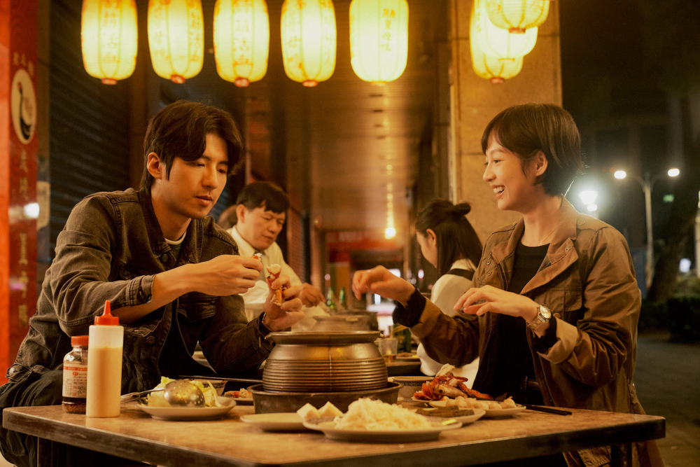 《美食無間》壓軸客串登場 信超殺眼神揮剃刀 解開王柏傑身世之謎