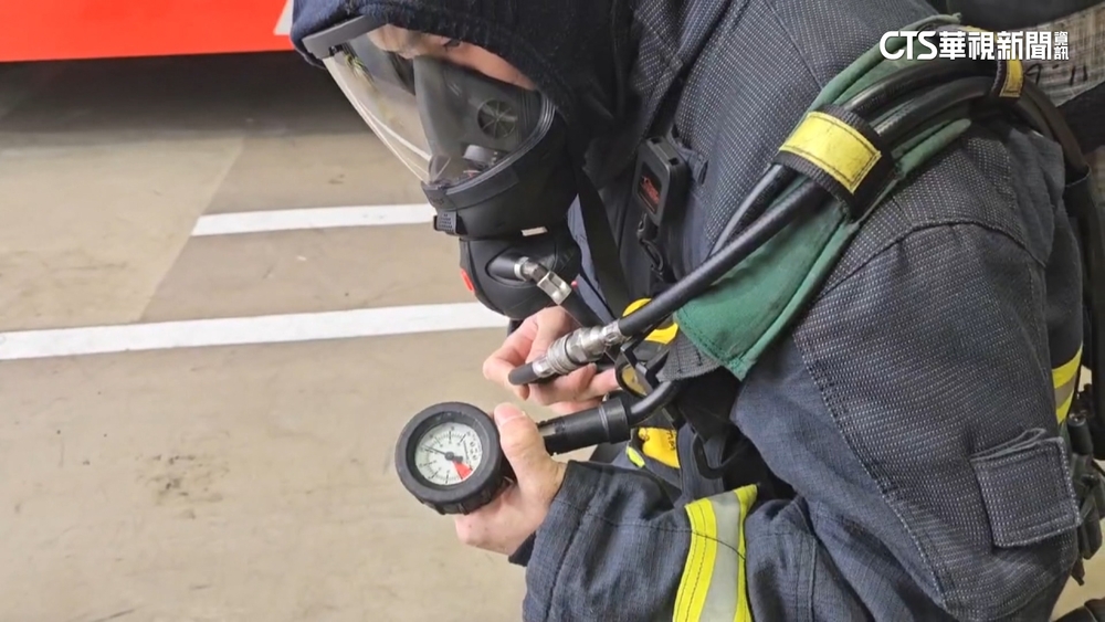 分隊長救火「氣瓶耗盡」　消防局：進火場前氣量合規