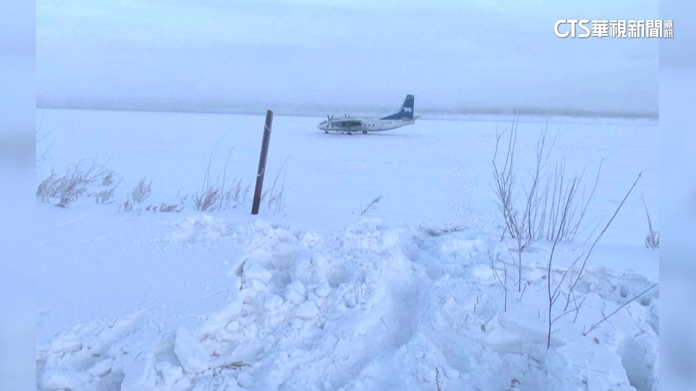 俄機師著陸過程失誤　運輸機降落結冰河面上