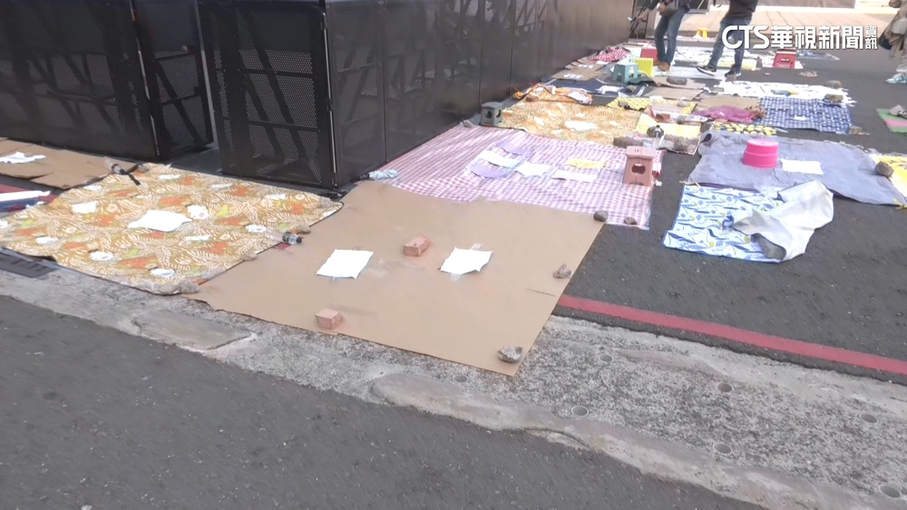 高雄跨年卡位戰！野餐墊.紙箱占位　用字條寫人數