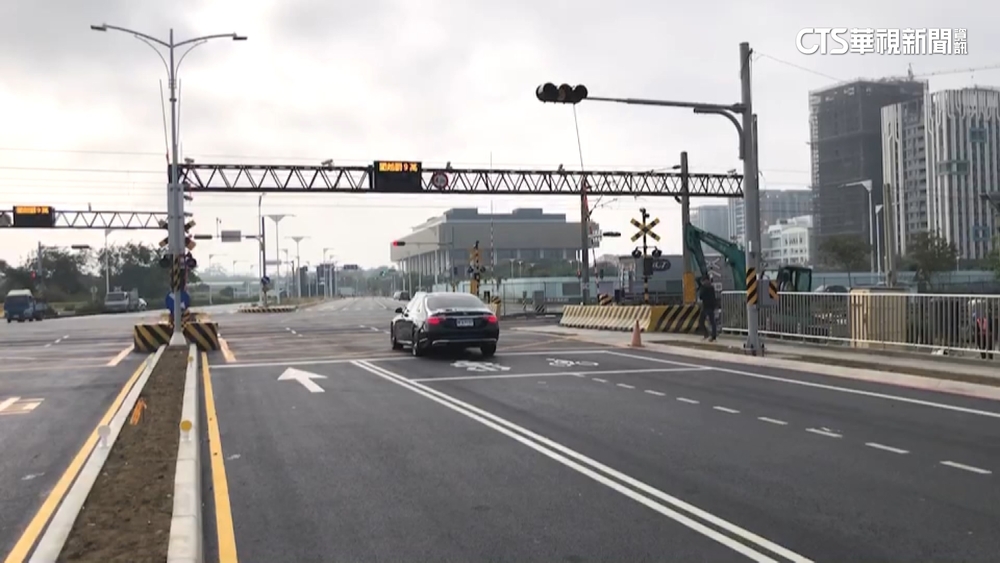 尷尬平交道！　綠燈剛亮又紅燈　進退兩難違規亂象多