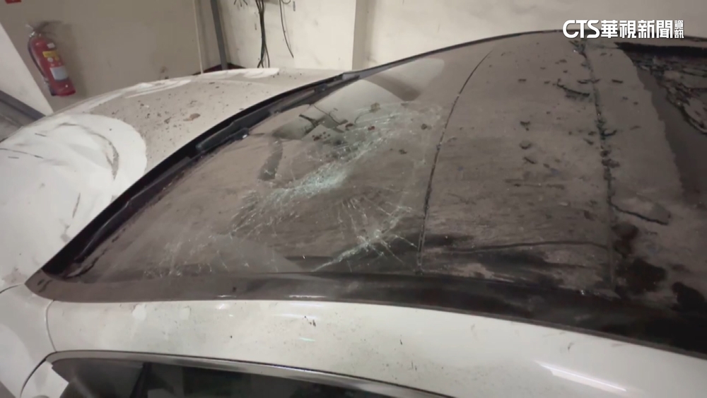 大樓升降梯突墜！　轎車遭鋼架插破　車主險沒命