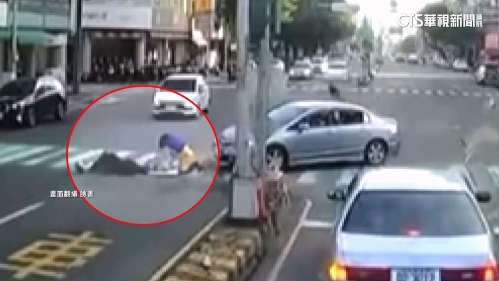 轎車左轉未剎車　走斑馬線2學童遭撞痛倒地