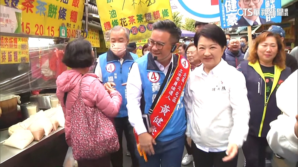 盧秀燕陪黃健豪掃街　莊競程帶愛妻拜票秀恩愛