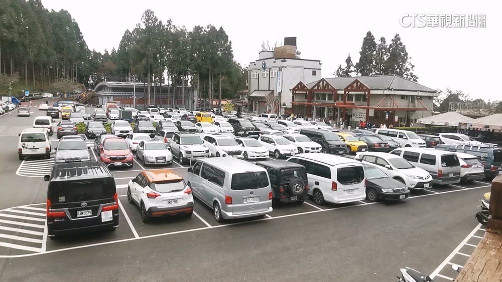 賺連假財　阿里山湧跨年人潮　美食名店.夜市擠翻