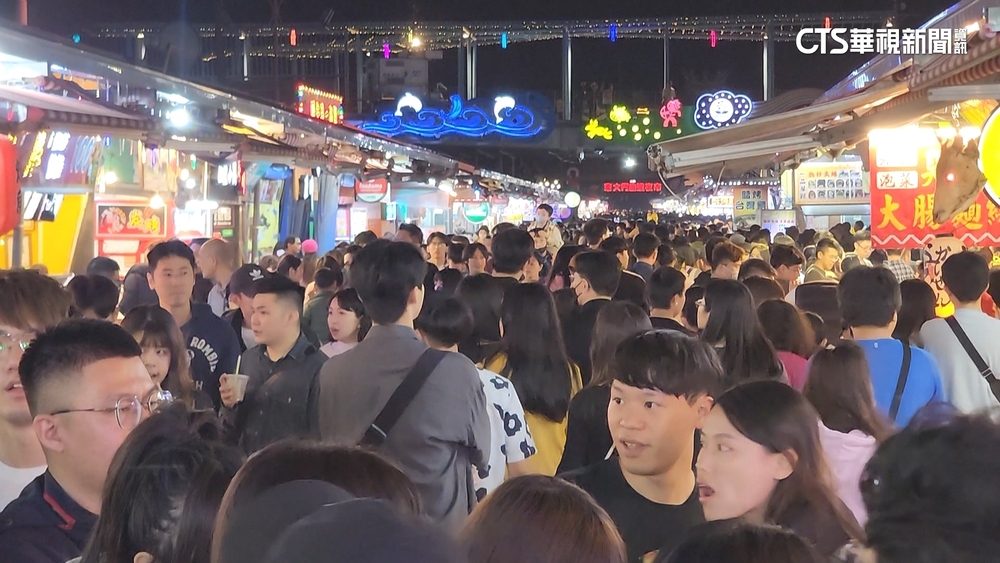 連假擠爆！　夜市吃飯「排1小時」.景點「停車管制」