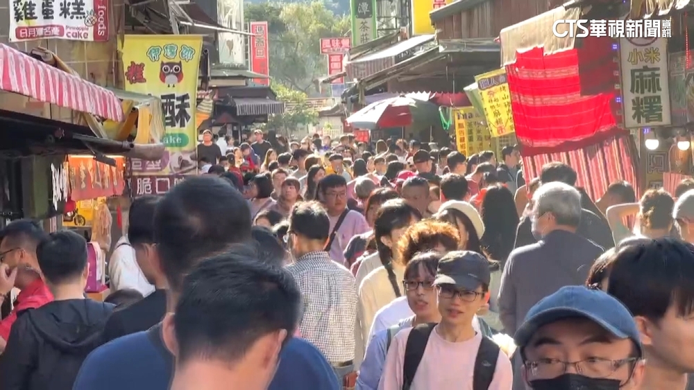 民眾瘋跨年　日月潭湧車潮　遊客擠爆老街