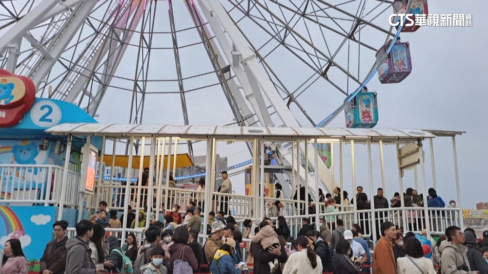 兒童新樂園跨年煙火秀　人潮達「容留上限」9600人