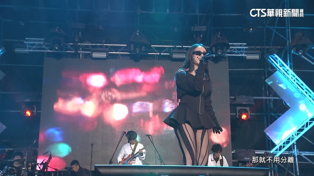 陳芳語酷炫造型現身　經典歌曲「愛你」大合唱