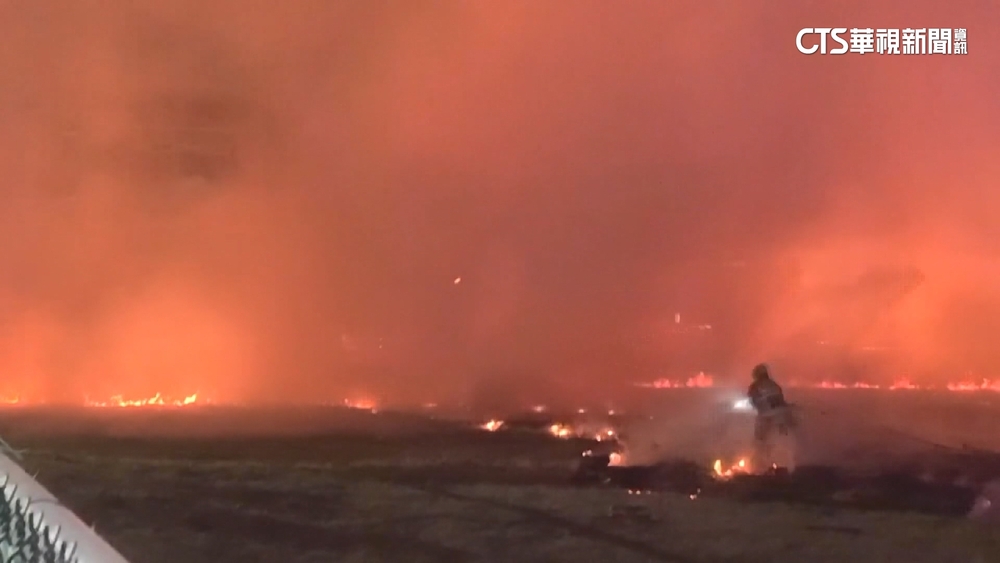 民眾私闖空地歡慶跨年　煙火火星落草地釀火警