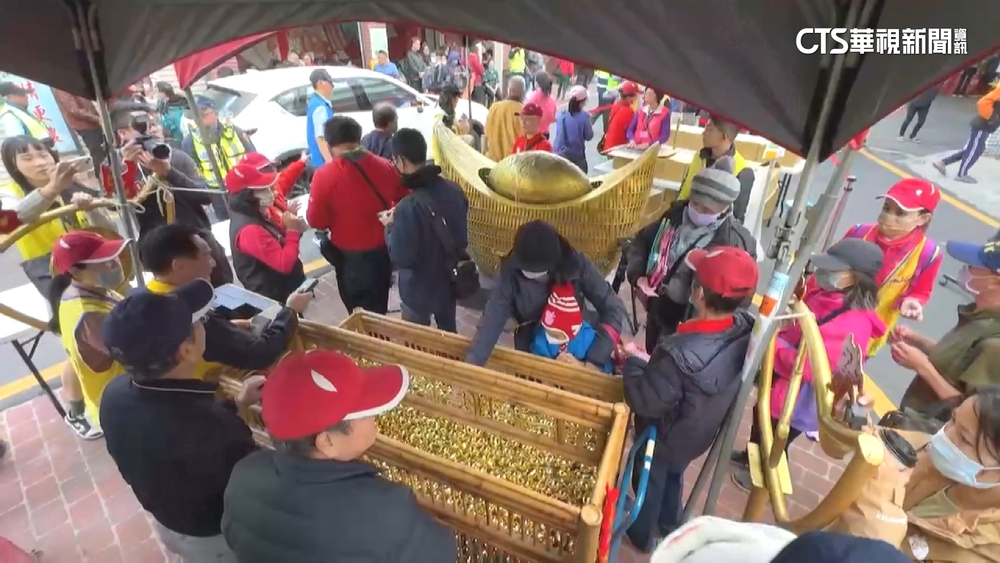 元旦10萬人排隊搶領錢母！　紫南宮：大年初一停發