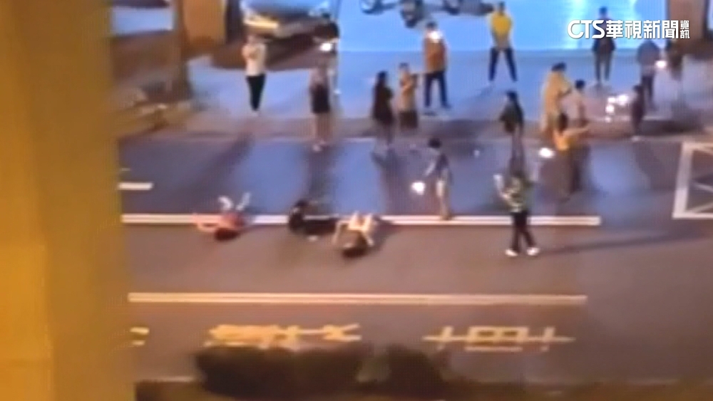 跨年嗨過頭！　20人玩仙女棒　衝馬路嬉鬧「健身」