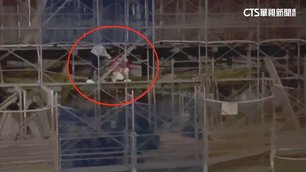 五月天洲際球場開唱　險！民眾爬7樓高鷹架「免費看」