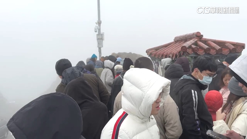 武嶺首道曙光沒現蹤　意外下起冰霰民眾超驚喜