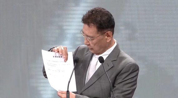 辯論會／趙少康拿出辭職書 宣布「辭中廣董事長」、當選副總統不拿薪水