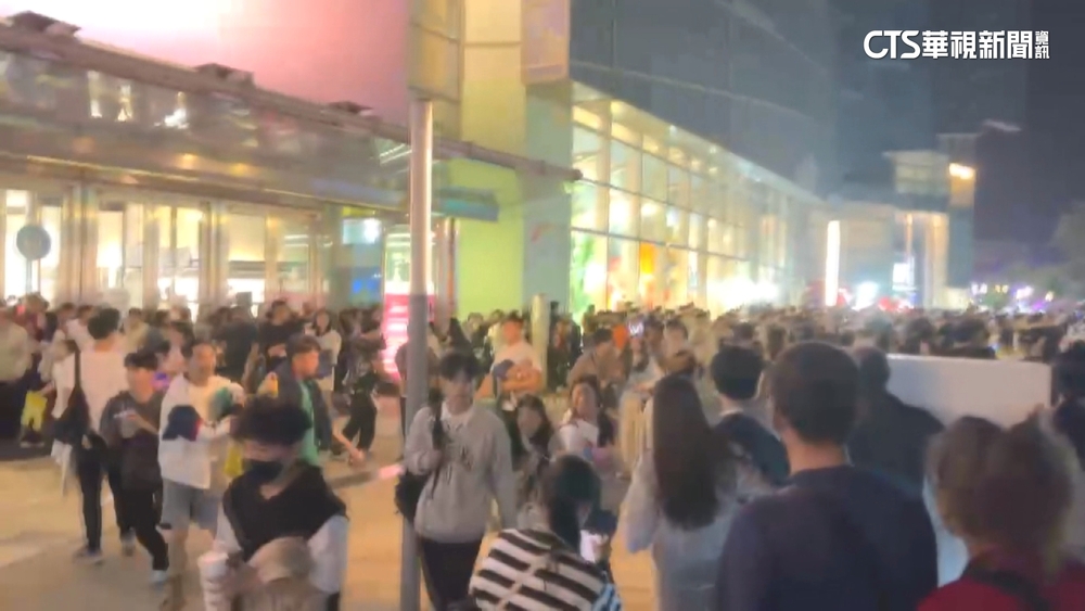 許多民眾聽聞現場「有人持刀」，開始相互推擠、拚命逃竄。圖／資料照