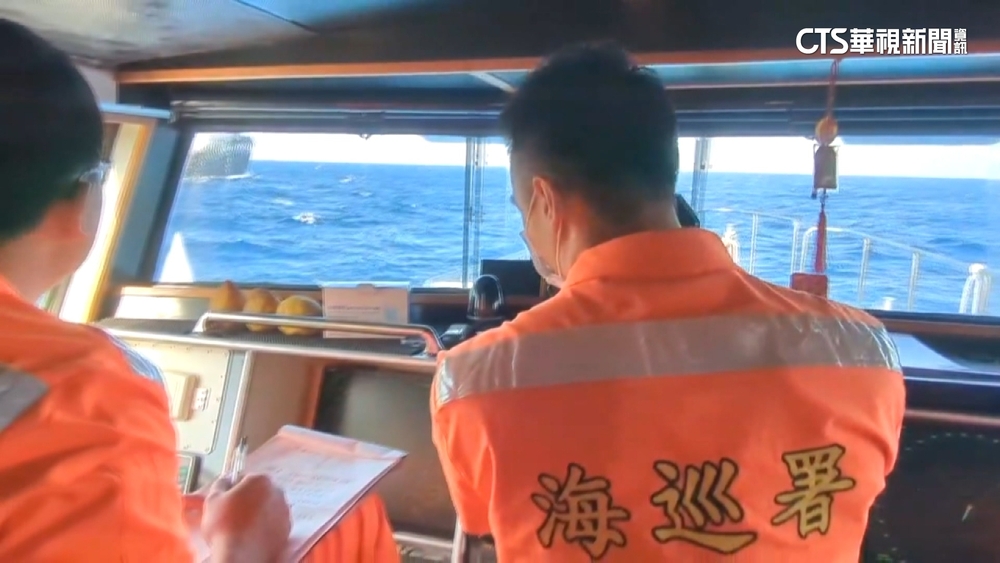 中國拖船近台僅3海浬挑釁！　海巡艦強勢驅離