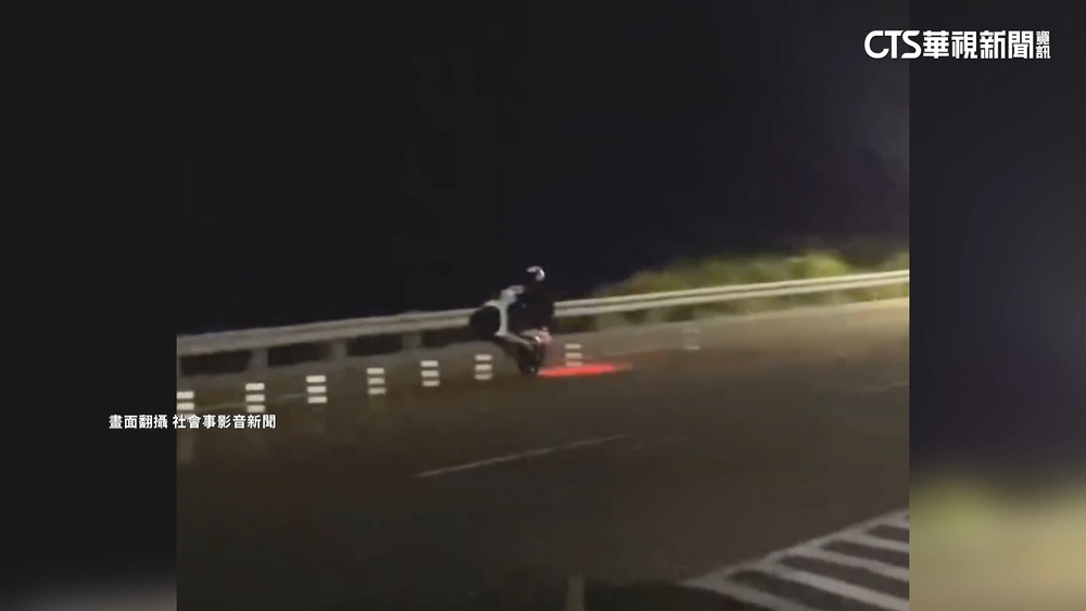 騎士翹孤輪.單手放煙火！　2少年玩命騎車還PO上網