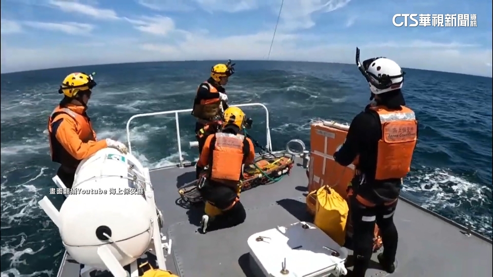 海保廳救援訓練！精準繩索垂降登艦艇　助患者送醫