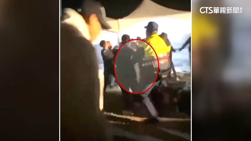 把警察當空氣？　苗栗竹南跨年夜群歐　警勸架遭推倒