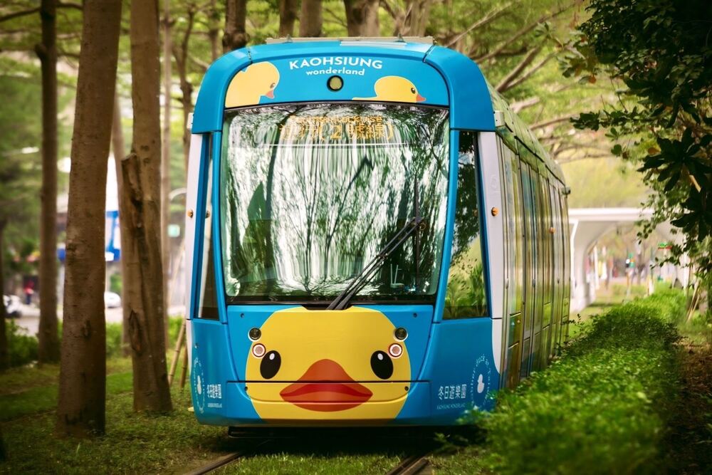 黃色小鴨睽違10年回來了！1/27愛河灣登場 限定輕軌曝光