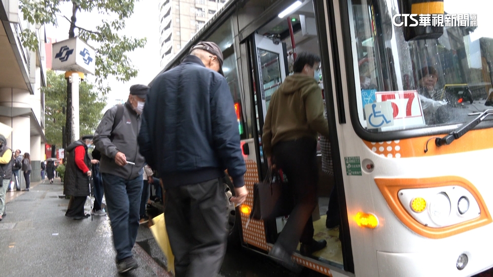 女乘客莫名遭男踹下車　公車遇襲自保先「呼救」