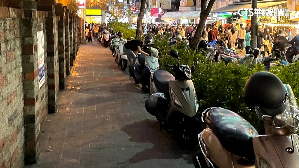 校旁人行道整排機車違停　中一中生勸導反遭辱罵