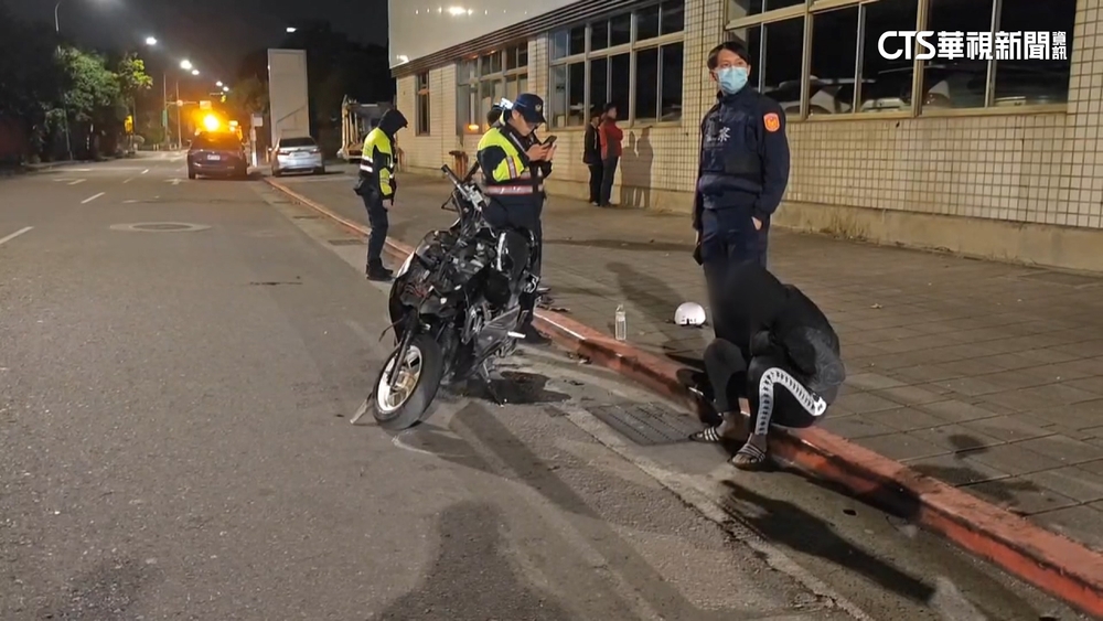 無照別上路！未成年騎車拒檢逆向逃　撞警車.輕傷
