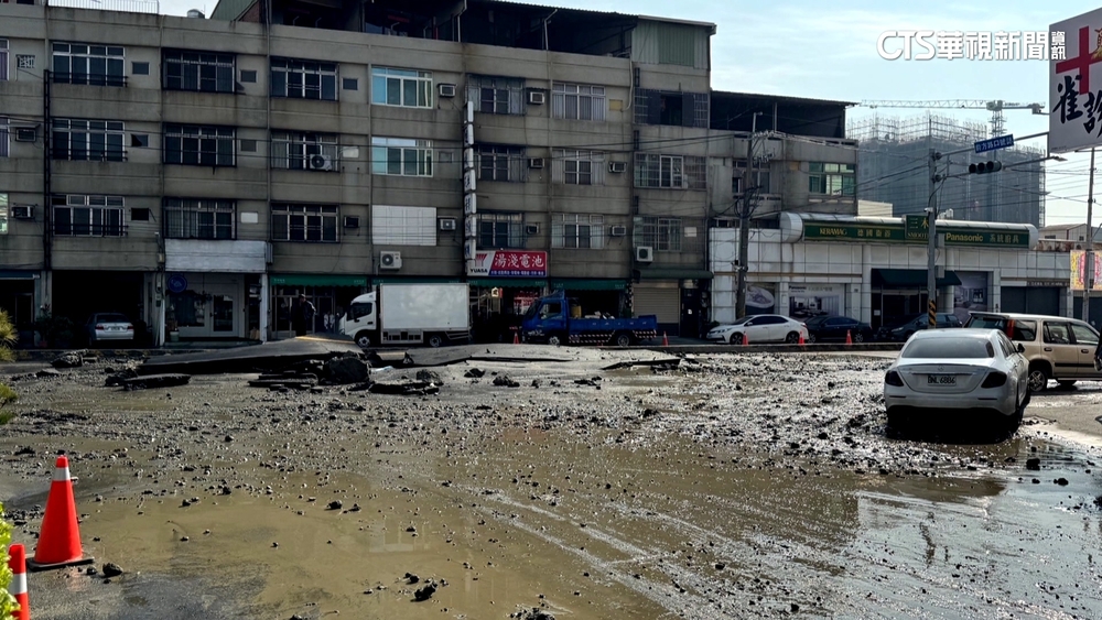 彰化自來水管爆裂　強大水壓衝破柏油路