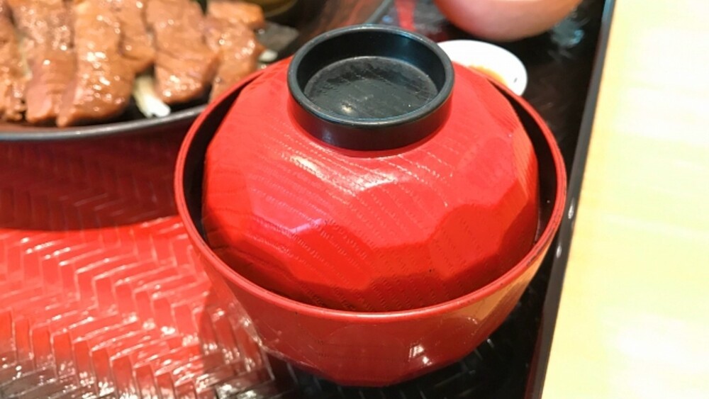 日本禮儀專家指出，湯蓋正確擺放方式為「恢復成端出狀態」。示意圖／翻攝自photoAC