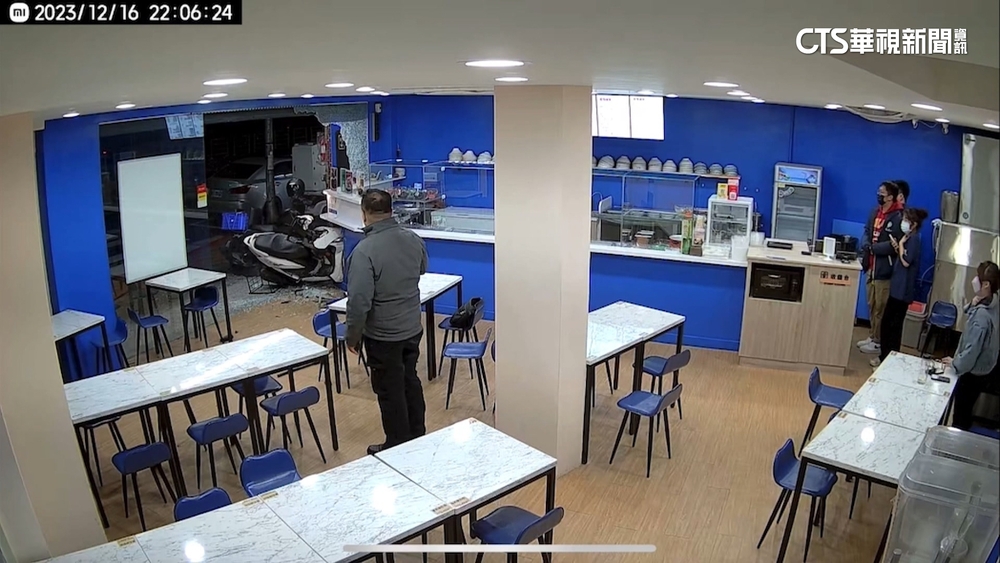 「無人機車」暴衝驚撞甜品店　疑油門卡住釀禍