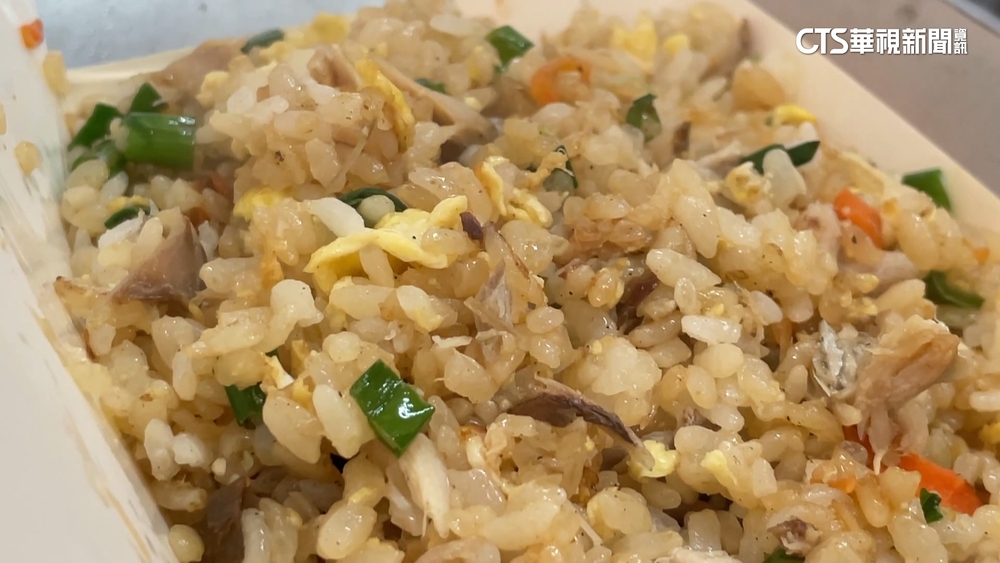 佛心價！鹹魚炒飯50元　高麗菜「流淚價」7顆100