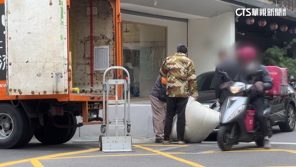 訂床墊貨運司機「不送上樓」！　男拒簽收爆衝突