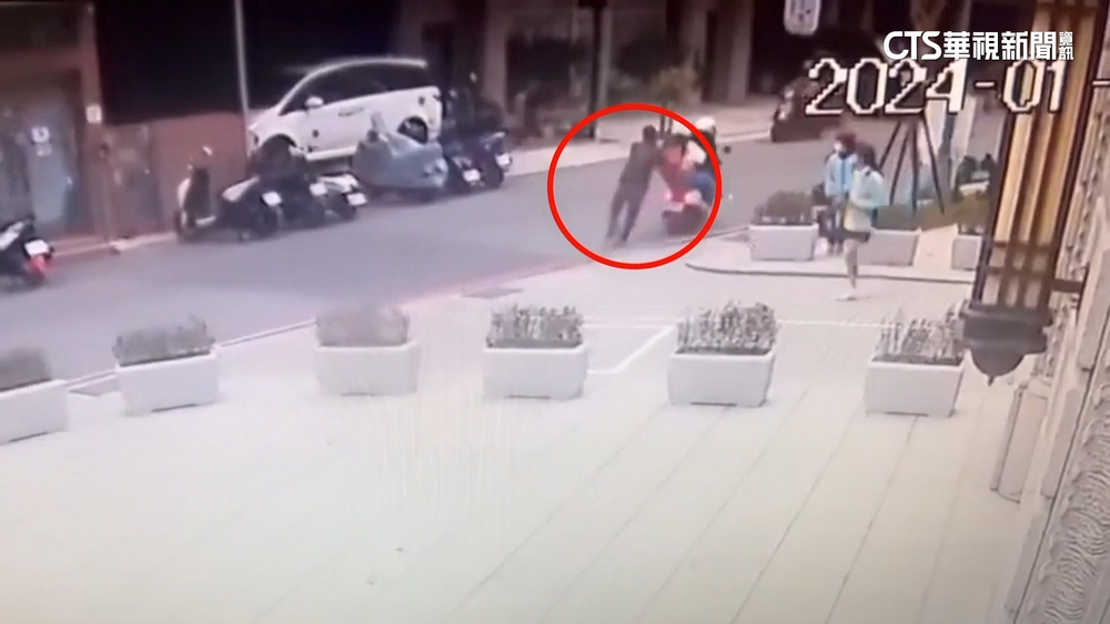 悚！　母女雙載遭襲擊　惡嫌兄弟落網辯「幫友出氣」