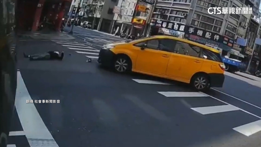 碰！　男走斑馬線遭小黃撞傷　駕駛「依法開罰」