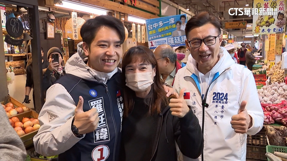 拚婆媽選票！　中六羅廷瑋.江肇國赴傳統市場掃街