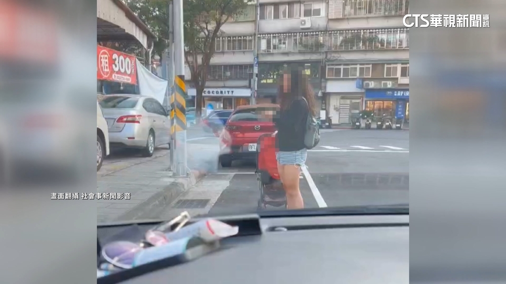 危險！母推「嬰兒車」占位！駕駛提醒遭比不雅手勢