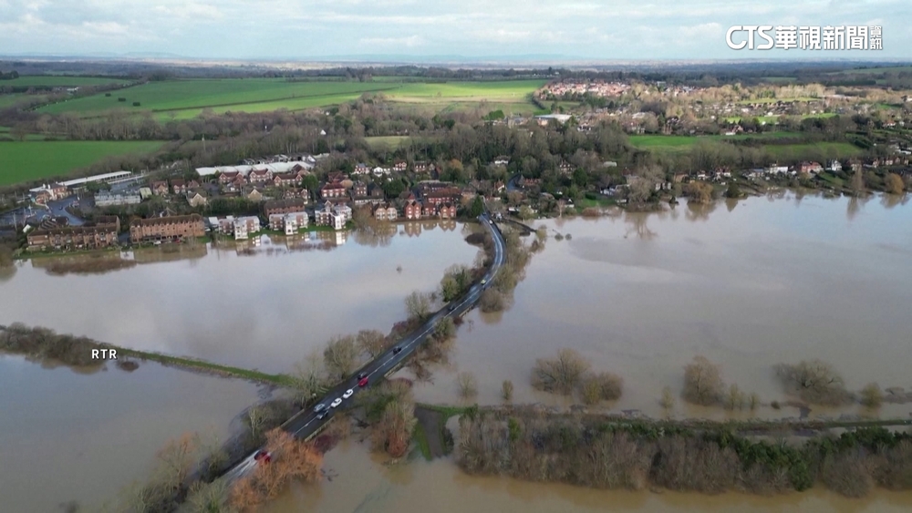 豪雨導致河川暴漲潰堤　英國千棟房屋被淹
