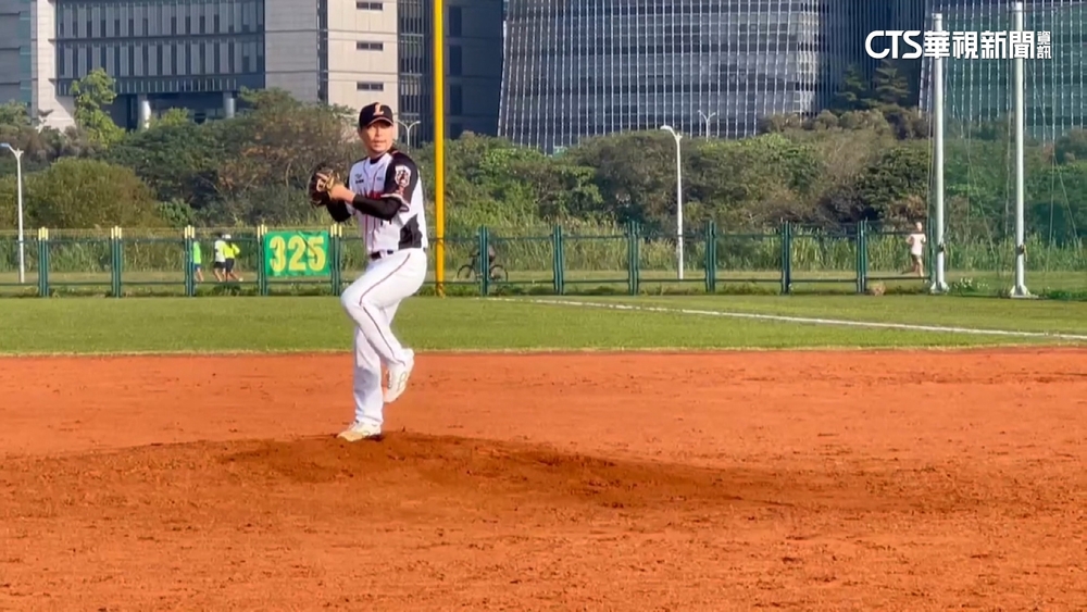 「火球餅」重出江湖　林岳平新聞盃大秀二刀流