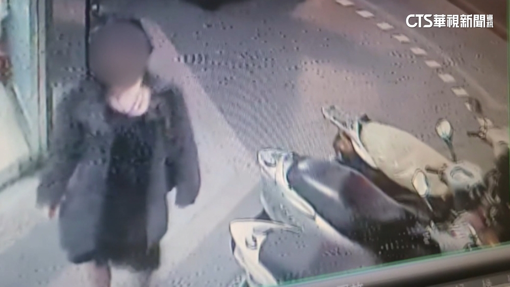 新店女拿打火機對機車點火　居民恐　警：加強巡邏