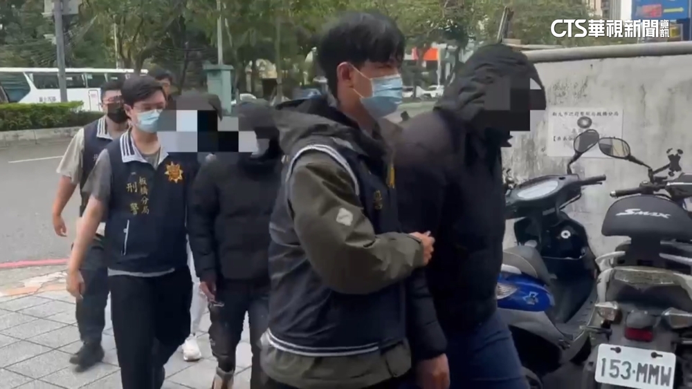 放沖天炮討債火燒排球場帆布　惡煞強擄人上車