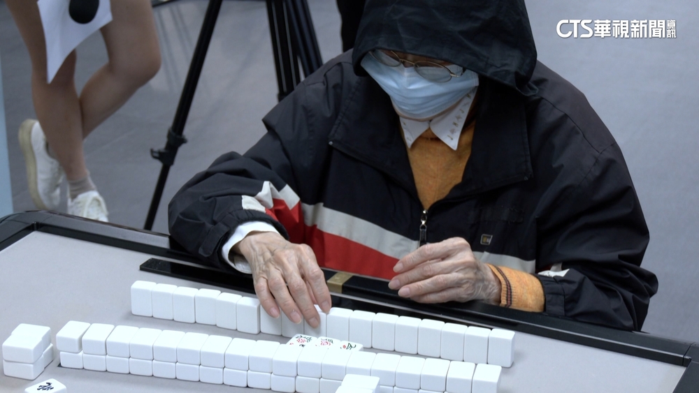 延緩失智！　長照機構徵「志工」陪長輩打麻將