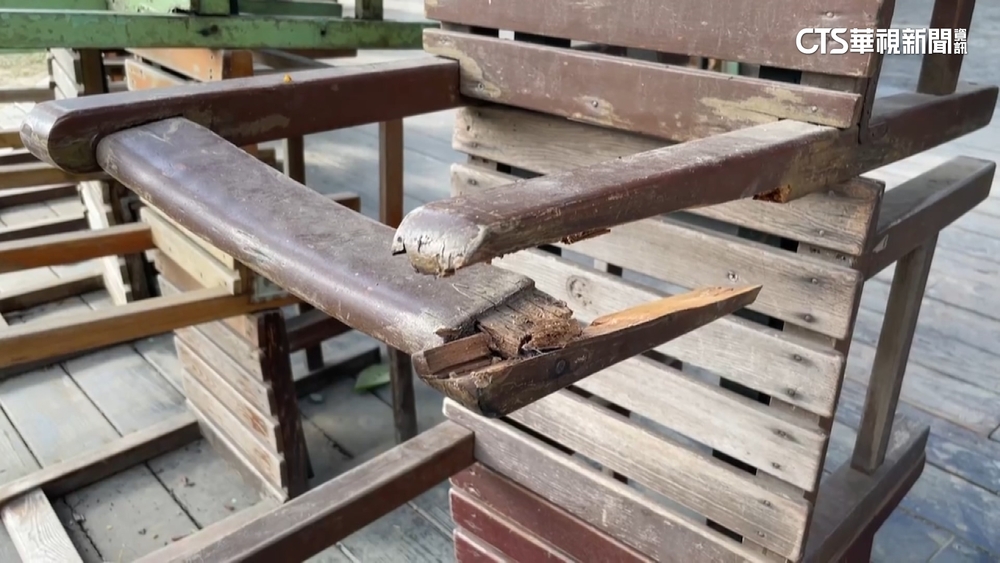 婦硬爬照相！　踩壞高雄駁二「椅子樂譜」裝置藝術
